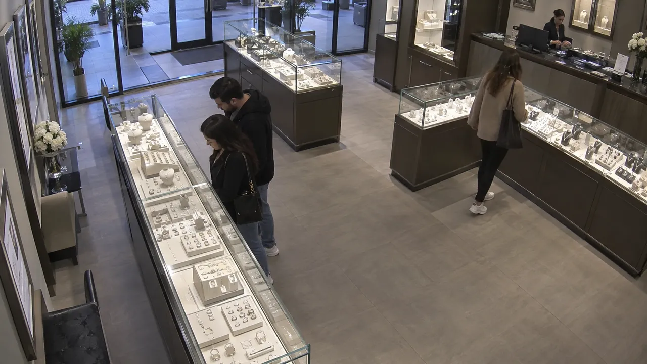 Fixed-camera view of display dwell.